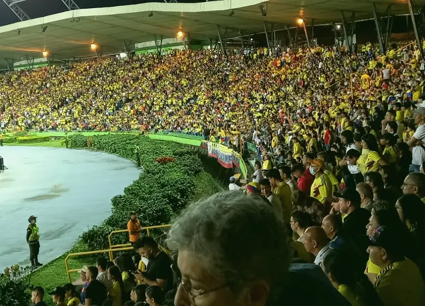 乐鱼平台前线 梅西为什么总在右内侧拿球：一次进攻里的三个坐标·第十二人视角